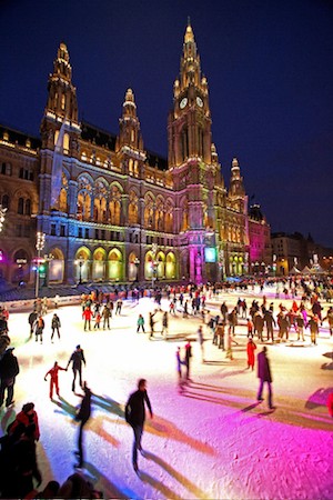 Площадът пред кметството във Виена се превърна в огромна пързалка
